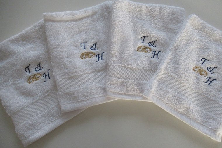 Washand met letters en trouwringen