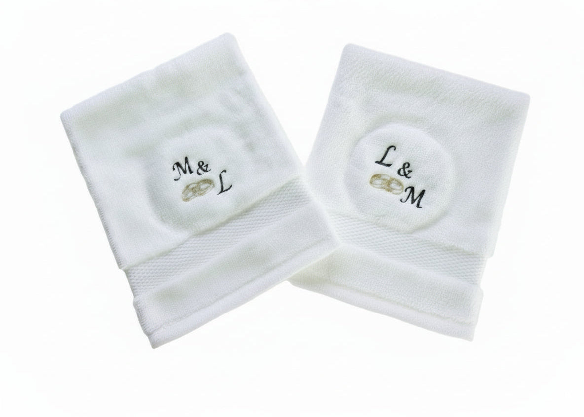 Washand met letters en trouwringen