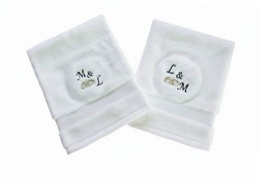 Washand met letters en trouwringen